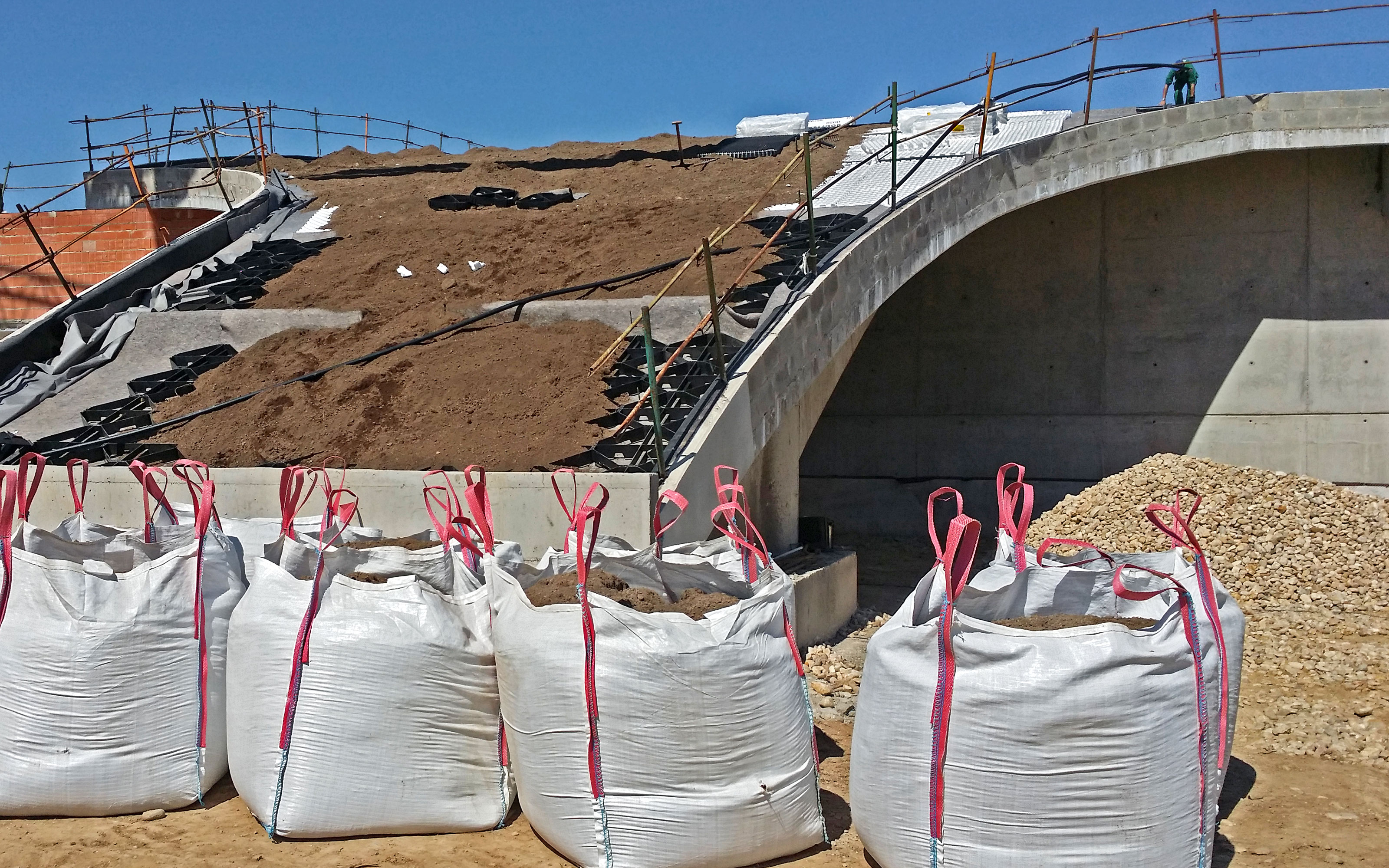 The Floraset® FS 75 and Georaster® elements were installed to stabilize the substrate. Floraset® FS 75 and Georaster® are being installed